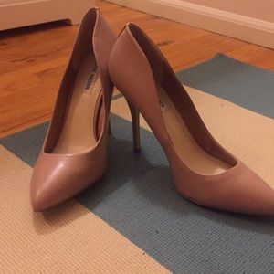 Steven Madden Nude Pumps